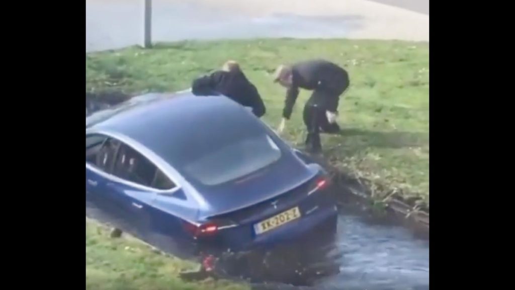 Tesla Model 3 fell into the river canal.