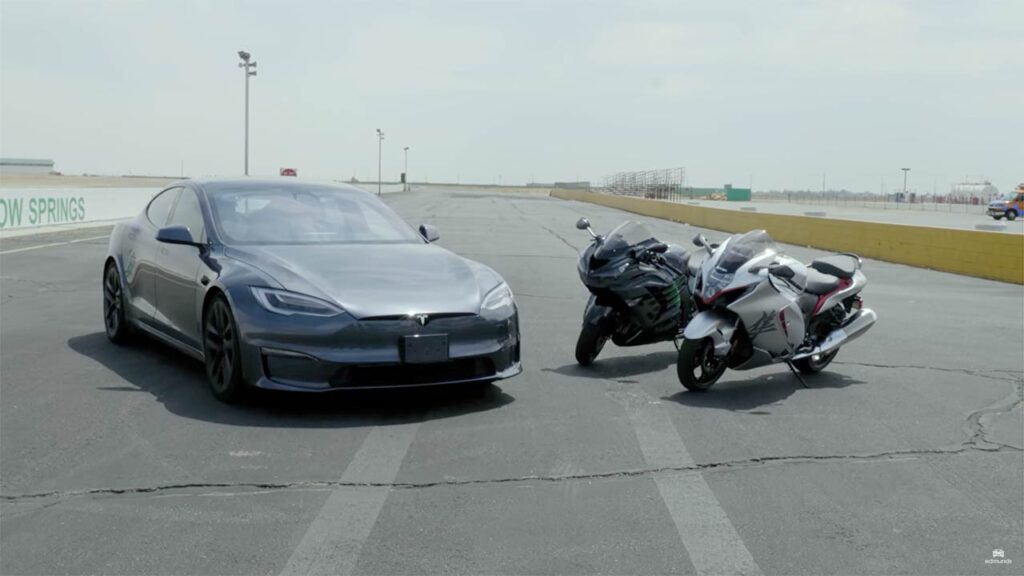 Tesla Model S Plaid (L) and Suzuki Hayabusa (R, front) with Kawasaki Ninja ZX 14-R (R, rear) together before the drag race.