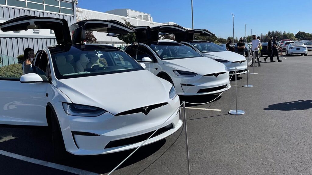 Three 2021 design refresh Tesla Model X in white color at the Tesla delivery center at the company's Fremont factory in California.
