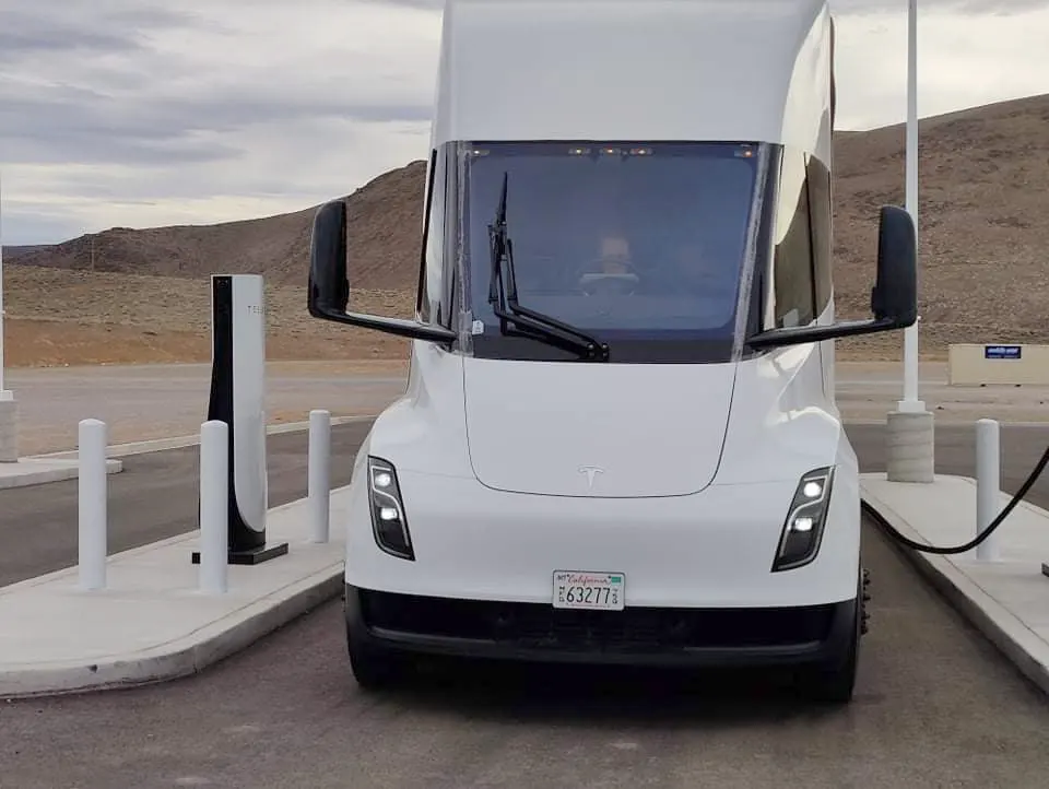 A white Tesla Semi prototype spotted charging at the first Megacharger at Giga Nevada (front view).