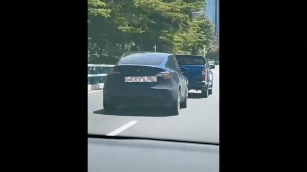 A pickup truck in China does not allow the Tesla Model Y to pass on the highway.