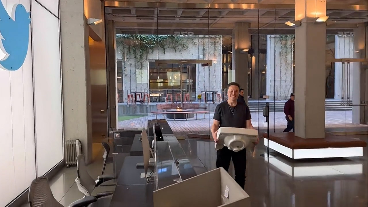 elon musk enters  twitter hq carrying  sink wont  laying
