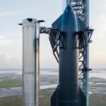 SpaceX assembleert Starship 24 volledig op Booster 7 op Starbase's orbitale lanceerplatform Boca Chica Texas (11 oktober 2022).