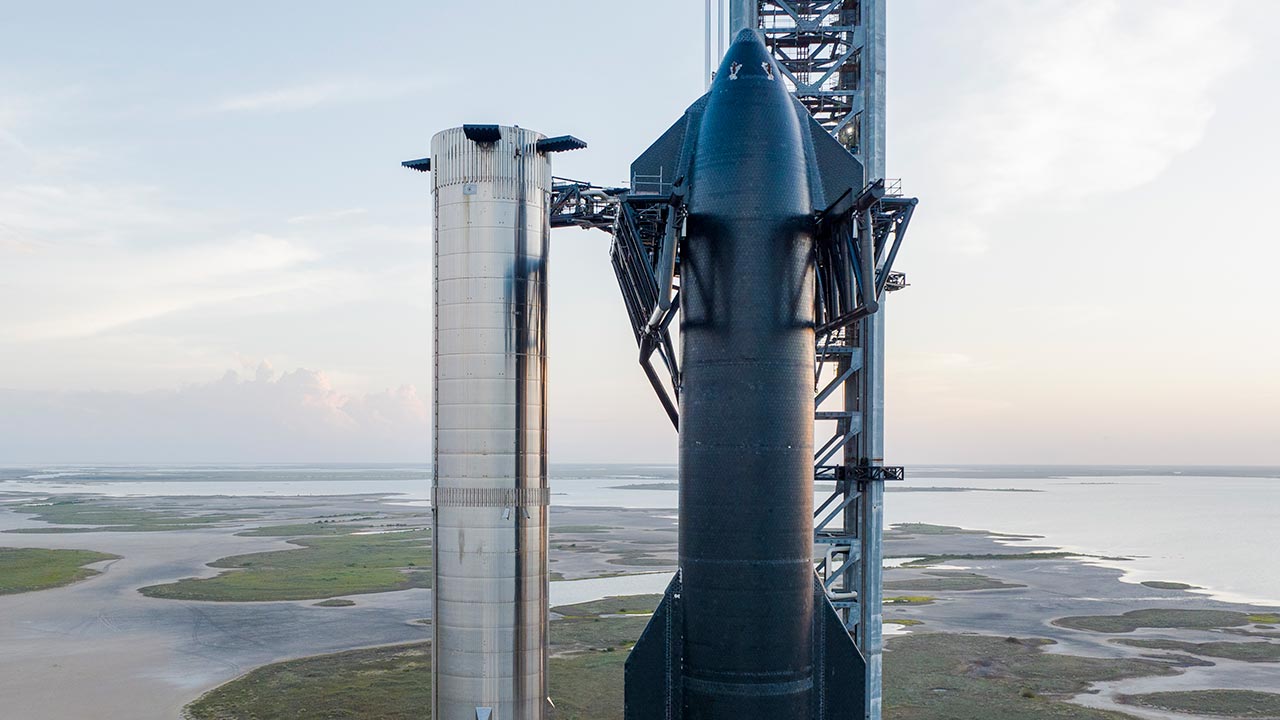 SpaceX Starship 24, muhtemelen ilk yörünge uçuş testinden önce son kez Super Heavy Booster 7’ye yığıldı