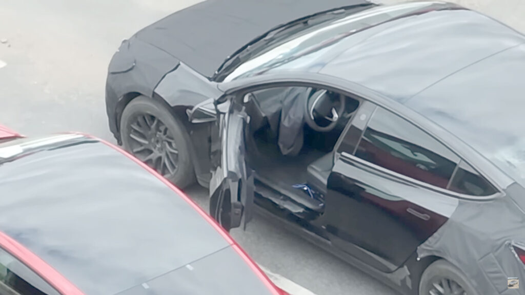 Steering wheel of the Next-gen Tesla Model 3 spotted in a Fremont factory flyover drone video.