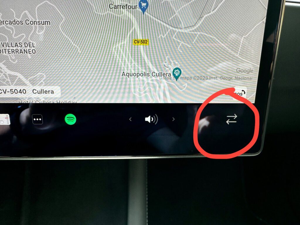 This dual arrow button switches the media player position to left or right on the Tesla Model S or Model X display screen.
