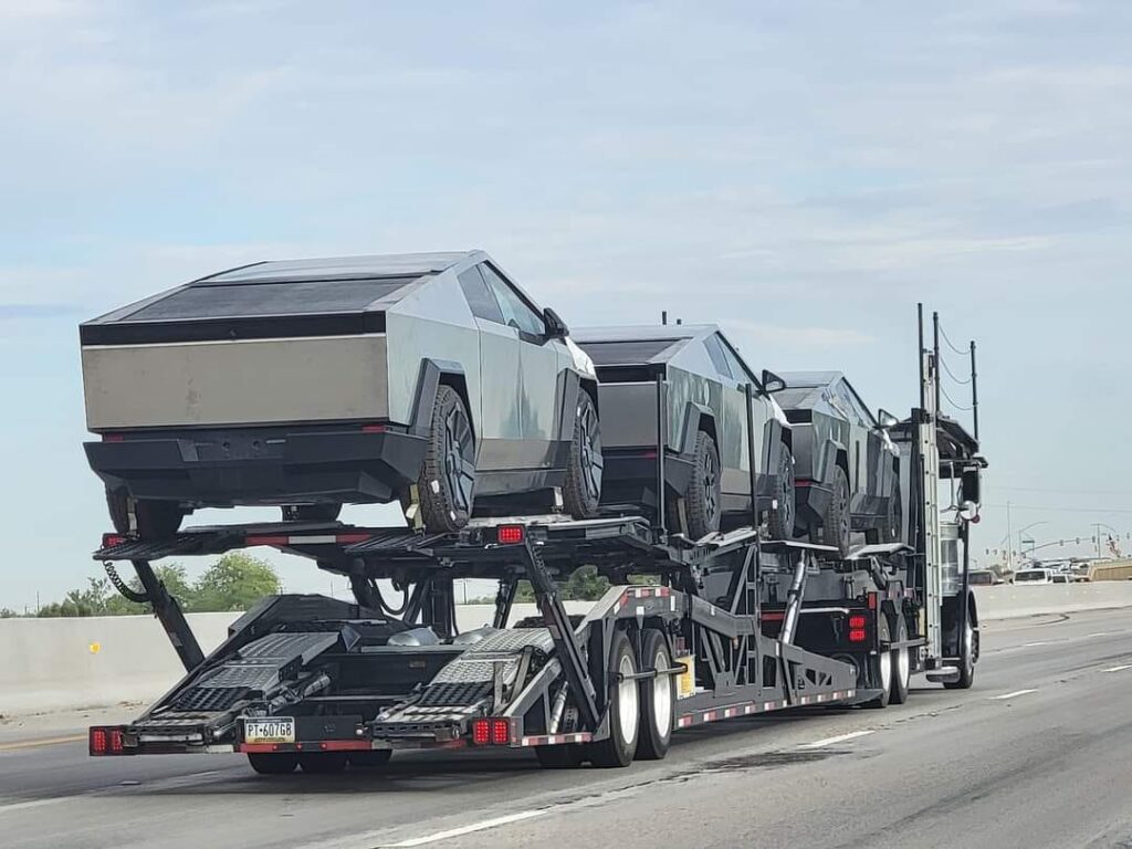 3 Tesla Cybertrucks loaded onto a trailer spotted on the I-10 highway while on their way from Giga Texas to the Tesla Fremont car factory.