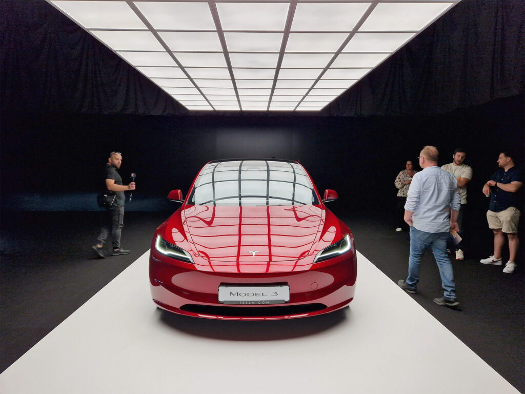 La Tesla Model 3 Highland in super rosso è in mostra in uno showroom Tesla in Norvegia.