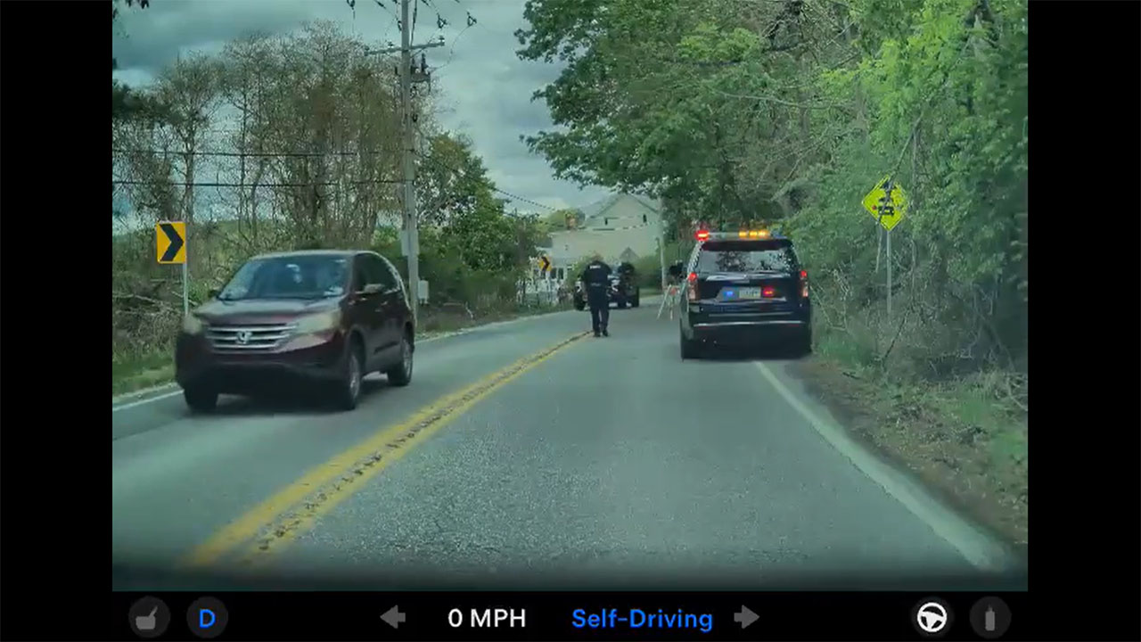 Tesla FSD v14 recognizes the hand gestures of the police officer and follows the instructions (video)